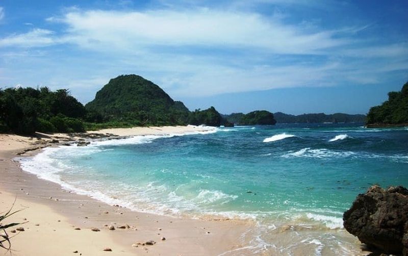 Pantai Goa Cina, Primadona Wisata Pantai di Malang